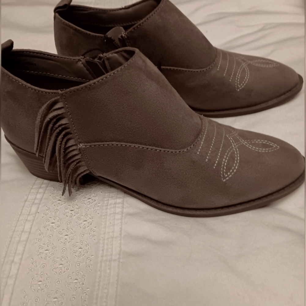 Womens ARIZONA Jean Co Memory Foam ankle ( heeled) boots with fringe. Size 8 New
